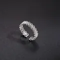 Detailansicht des hohlen Blumen- und Rautenmusters dieses eleganten offenen Rings. - Hohl Gitter Stil / Silber