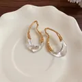 Orecchini a goccia in resina placcati oro 18K su un piatto di ceramica bianca minimalista - Goccia d'Acqua Geometrica Irregolare / Perno in Argento-Oro-Bianco