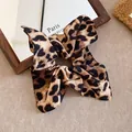 Primo piano di un elastico leopardato con un grazioso fiocco a orecchie di coniglio. - Elastico per capelli / Caffè Scuro