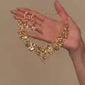 Nahaufnahme eines luxuriösen goldfarbenen Halsketten- und Ohrring-Sets mit Strasssteinen. - Halsketten- und Ohrring-Set / Gold