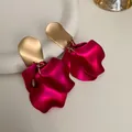 Detalle de elegantes pendientes de pétalos rojo rosa con detalles de metal dorado mate. - 3# Aguja de Acero - Rojo Rosa - Flor