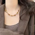 Elegante collana girocollo con occhio di tigre irregolare e perle stile Maillard - Perline Toni della Terra e Finta Perla Oro (20#)
