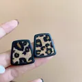 Primer plano de pendientes de leopardo trapezoidales con detalle de piel sintética - Negro Café Trapecio