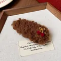 Primer plano de horquilla de felpa marrón con cerezas de terciopelo rojo y lazo dorado. - 31# Pinza BB (Cereza Única) / Dorado-Rojo-Marrón