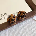 Elegantes pendientes de botón con diseño de rosa y estampado de leopardo estilo vintage - Café Oscuro Flor