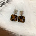 Pendientes cuadrados de leopardo vintage con cierres de plata texturizada para invierno - Plateado Café Cuadrado