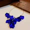 Vue détaillée de l'élégant collier à pampilles en pétales bleus et chaîne dorée chic - Bleu