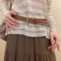 Brauner Ledergürtel mit silbernen Nieten, getragen auf der Taille mit Strickpullover - Zweireihiger Nieten Heavy Stil (HN10227)