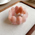 Primo piano del bracciale in acrilico rosa marmorizzato con perline ovali retro - Rosa