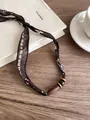 Retro choker ketting van donkerbruine stof met houten en acryl kralen decoratie - Koffie Print