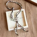 Retro stoffen ketting met acryl- en houten kraal op een wit displayframe - Wit