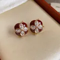 Primo piano di orecchini a lobo in smalto rosso con design floreale in zircone - Oro-Rosso
