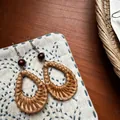 Elegante handgefertigte Bohemian-Rattan-Ohrringe in Tropfenform mit Holzperlendetail - Tropfenform (16)