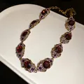 Collier géométrique vintage avec strass rouges et violets en finition or antique - Collier / Or-Violet