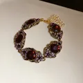 Bracelet vintage doré exquis avec de grands cristaux rouges et des strass violets - Bracelet / Or-Violet