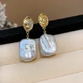 Dettaglio macro di orecchini a cammeo placcati oro 18k con perle barocche naturali - Stile Perla Barocca Vintage Francese
