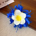 Vue détaillée d'une pince à cheveux en tissu avec fleur de frangipanier bleue et blanche - Pince à Bec de Canard (51#) / Bleu foncé