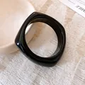 Détail d'un bracelet jonc épais en acrylique noir brillant torsadé géométrique irrégulier. - 35# Bracelets jonc - Noir - Carré