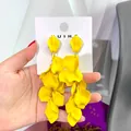 Orecchini a pendente con petali di rosa gialli vibranti e perni in argento 925 - Giallo