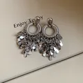 Elegante silberne plissierte runde Creolen mit hängenden metallischen Tropfen - Fransen Tröpfchen Plissierter Stil (39#)