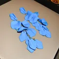 Eleganti orecchini lunghi a strati con petali di rosa blu brillante e maglie dorate - Azzurro