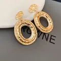 Elegante goldfarbene strukturierte hohle ovale Ohrhänger mit Metallfinish-Optik - Ovaler Hohl Plissierter Stil (28#)