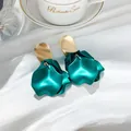 Eleganti orecchini pendenti a petalo di rosa verde acqua con accenti dorati, vista SKU - Verde Scuro