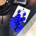 Eleganti orecchini lunghi a nappa con petali di rosa blu cobalto e ago in argento 925 - Blu