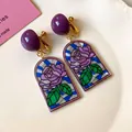 Détail de boucles d'oreilles vintage avec motif de rose en vitrail et accents violets - Boucles d'oreilles à clip / Violet