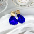 Eleganti orecchini a goccia con petali di rosa blu brillante e finitura in oro opaco - Blu
