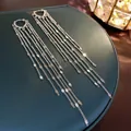 Silberfarbene lange Quasten-Ohrhänger mit schimmernden Pailletten an feinen Ketten - Lagenfransen-Hoop-Stil (18#)