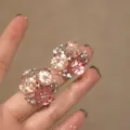 Detailopname van zoete roze uitgesneden bloemoorstekers met een glanzende zilveren basis - 925 Sterling Zilver Stift - Gesneden Hars Bloemcluster Stijl (28)