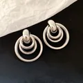 Moderne silberne Ohrringe mit drei verschachtelten Ringen und einem markanten Metalldesign - Verschachtelter Runder Hohlstil (37#)