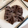 Vintage bruine fluwelen scrunchie met zwarte stippen voor een stijlvol kapsel - Geflockte Stippen Stijl / Donker Koffie