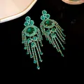 Detailierte Nahaufnahme von smaragdgrünen Strass-Ohrringen im königlichen Vintage-Stil - Grün