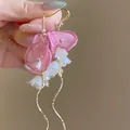 Boucles d'oreilles élégantes à pampilles en maille rose et pétales blancs avec perles - Style Gland à Fleurs (HE25942) / Or Rose
