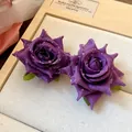 Dettaglio orecchini a rosa in tessuto viola con gocce di rugiada decorative - Stile con perno dell'orecchino in argento / Viola