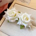 Primo piano di eleganti orecchini a lobo a rosa in tessuto bianco con perline - Stile con perno dell'orecchino in argento / Viola Chiaro
