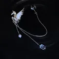 Detailansicht einer silbernen Pegasus-Brosche mit Strasssteinen und Quasten. - Strass Pegasus Stern Quaste (HP410)
