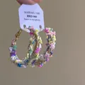Dettaglio di orecchini a cerchio con paillettes colorate a stella e ago in argento 925 - Stile Farfalla Oro Multicolore