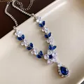 Primo piano della collana elegante con fiori di zircone blu e pendente a goccia - Collana Fiore a Goccia d'Acqua / Argento-Blu