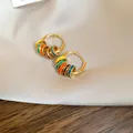 Eleganti orecchini a cerchio dorati con ciondoli arcobaleno colorati su raso morbido. - Cerchio Smalto Oro Multicolore
