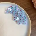 Orecchini a fiore fatti a mano con paillettes e vivaci accenti di perline magenta. - Fiore a Grappolo Blu