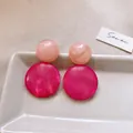 Eleganti orecchini pendenti tondi in resina rosa con disco in acrilico fucsia per donna - Ciondolo a Doppio Disco Rosa