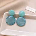 Eleganti orecchini geometrici blu effetto marmo con pendenti rotondi in resina - Ciondolo a Doppio Disco Blu