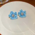Eleganti orecchini a lobo a fiore blu in smalto con perle e cristalli brillanti - Fiore con Motivo in Marmo Blu