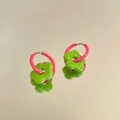 Orecchini a cerchio rosa con ciondoli a fiore verde lime su sfondo a specchio - Stile Vintage Rosa Verde