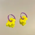 Orecchini a cerchio in argento con rivestimento viola e vivaci ciondoli a forma di fiore giallo - Goccia Dolce Viola Giallo
