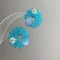 Orecchini a fiore di perline blu con ago in argento S925 stile dopamina - Fiore Bianco Intrecciato in Cristallo (Perno in Argento)