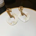 Eleganti orecchini pendenti in resina marmorizzata bianca con anelli dorati e marroni - Motivo in Marmo Bianco Marrone